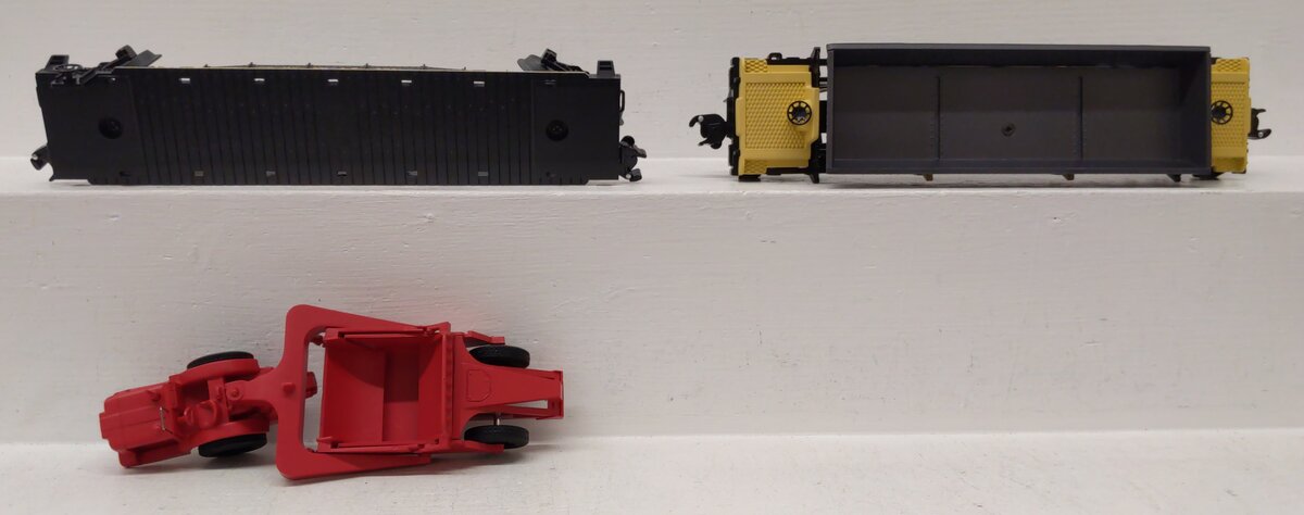 Lionel 6-30136 O Thunder Valley Flat with Scraper and Ore Dump Car (Set of 2) LN/Box