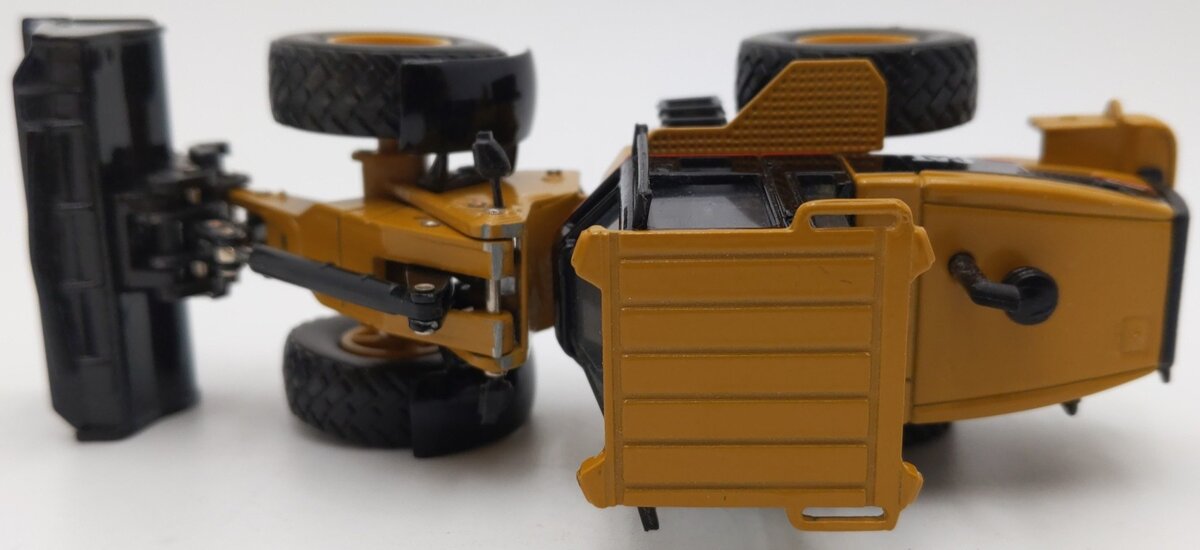 Norscot 55057 1:50 Diecast Caterpillar 924G Versalink Wheel Loader w/Work Tools EX/Box