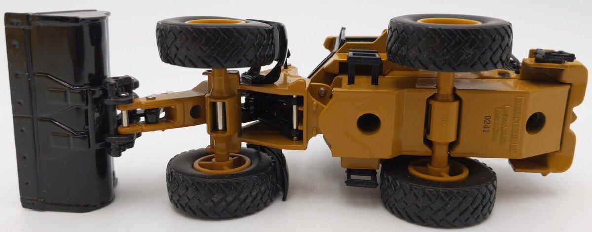 Norscot 55057 1:50 Diecast Caterpillar 924G Versalink Wheel Loader w/Work Tools EX/Box