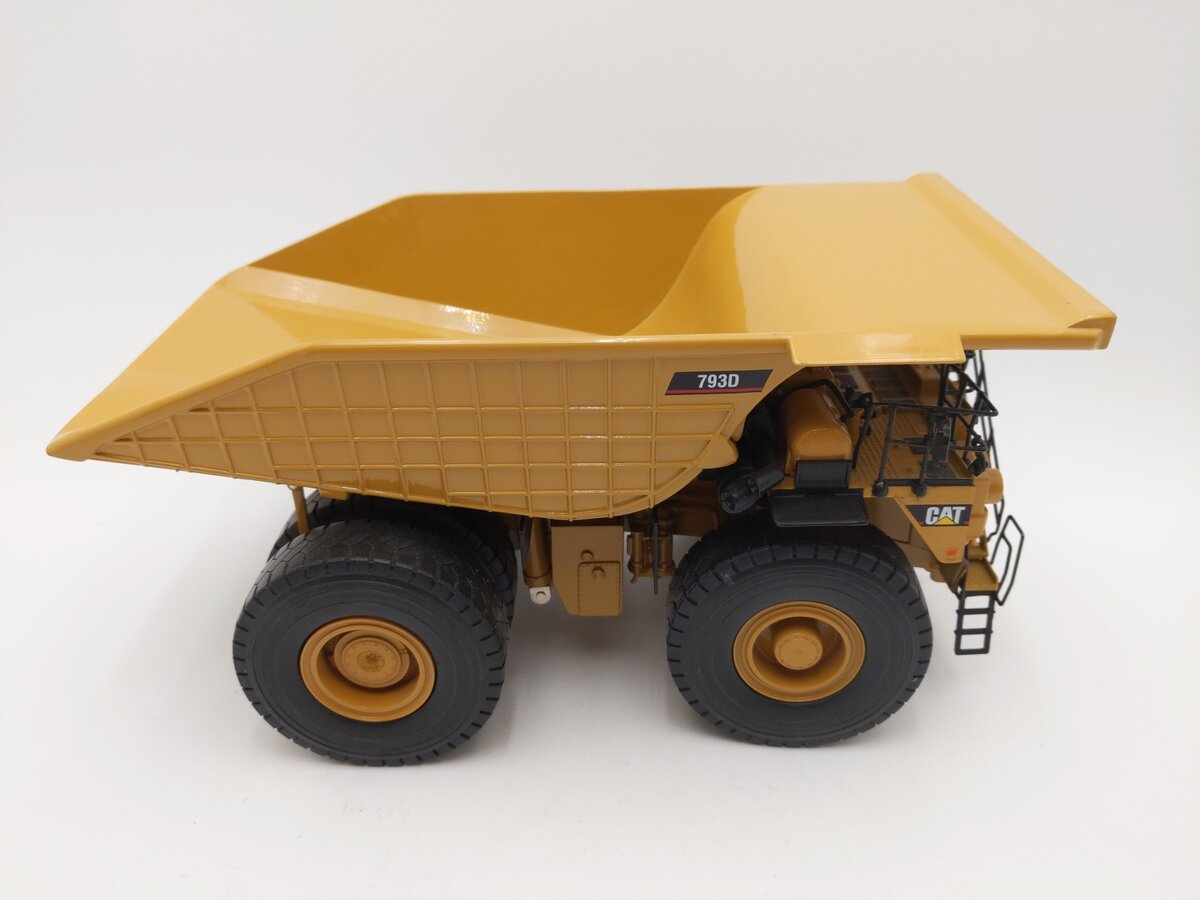 Norscot 55151 1:50 Scale Diecast Caterpillar 793D Off Highway Truck EX/Box