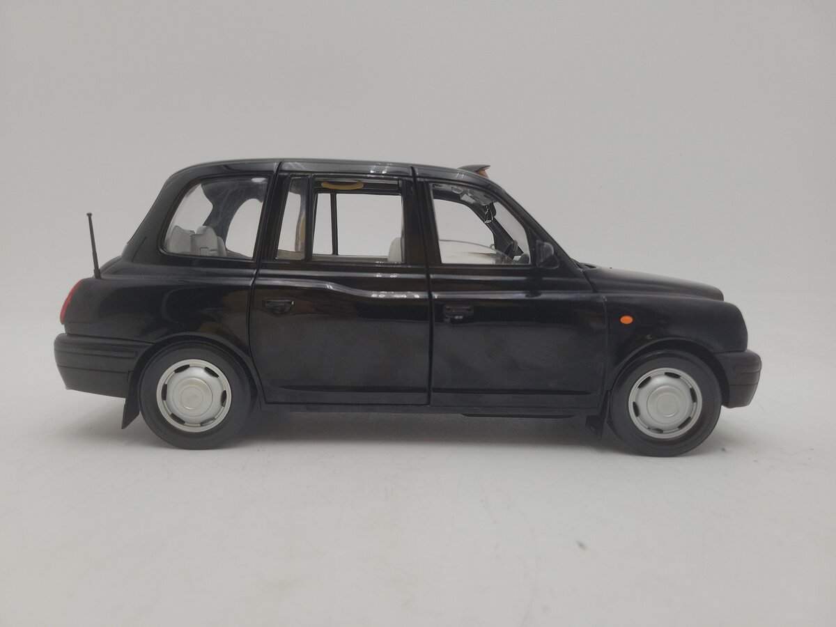 Sun Star TX1 1:P18 Scale Black London Taxi Cab Diecast Model Car High Detail EX