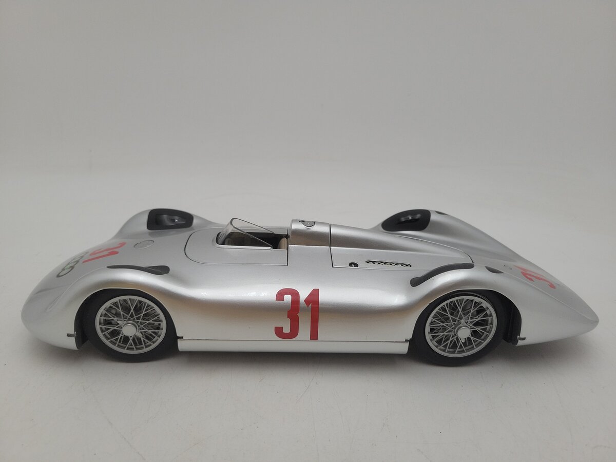 Revell AG2001 1:18 Scale Audi 31 Auto Union Type C Stromlinie Racing Car #31 EX
