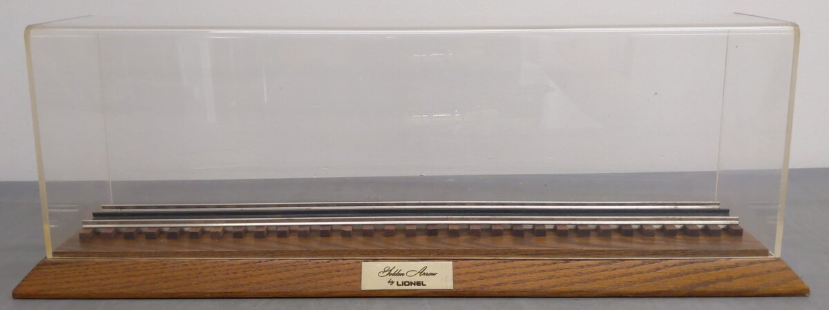 Lionel 6-8104 O Union Pacific Golden Arrow General Steam Loco #3 w/Display Case EX