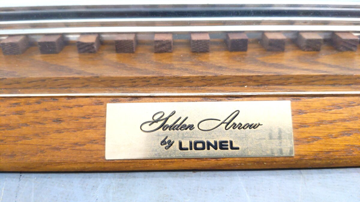 Lionel 6-8104 O Union Pacific Golden Arrow General Steam Loco #3 w/Display Case EX
