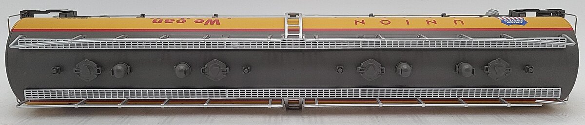 MTH 20-96055 O Gauge Union Pacific 20K Gallon 4-Compartment Tank Car #70134 EX