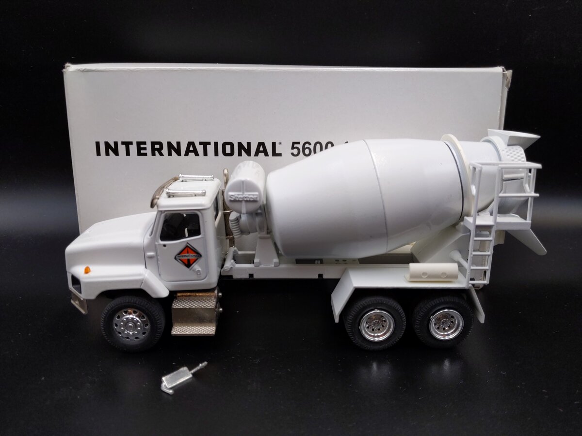 Conrad 1:50 5600i International Concrete Mixer EX/Box