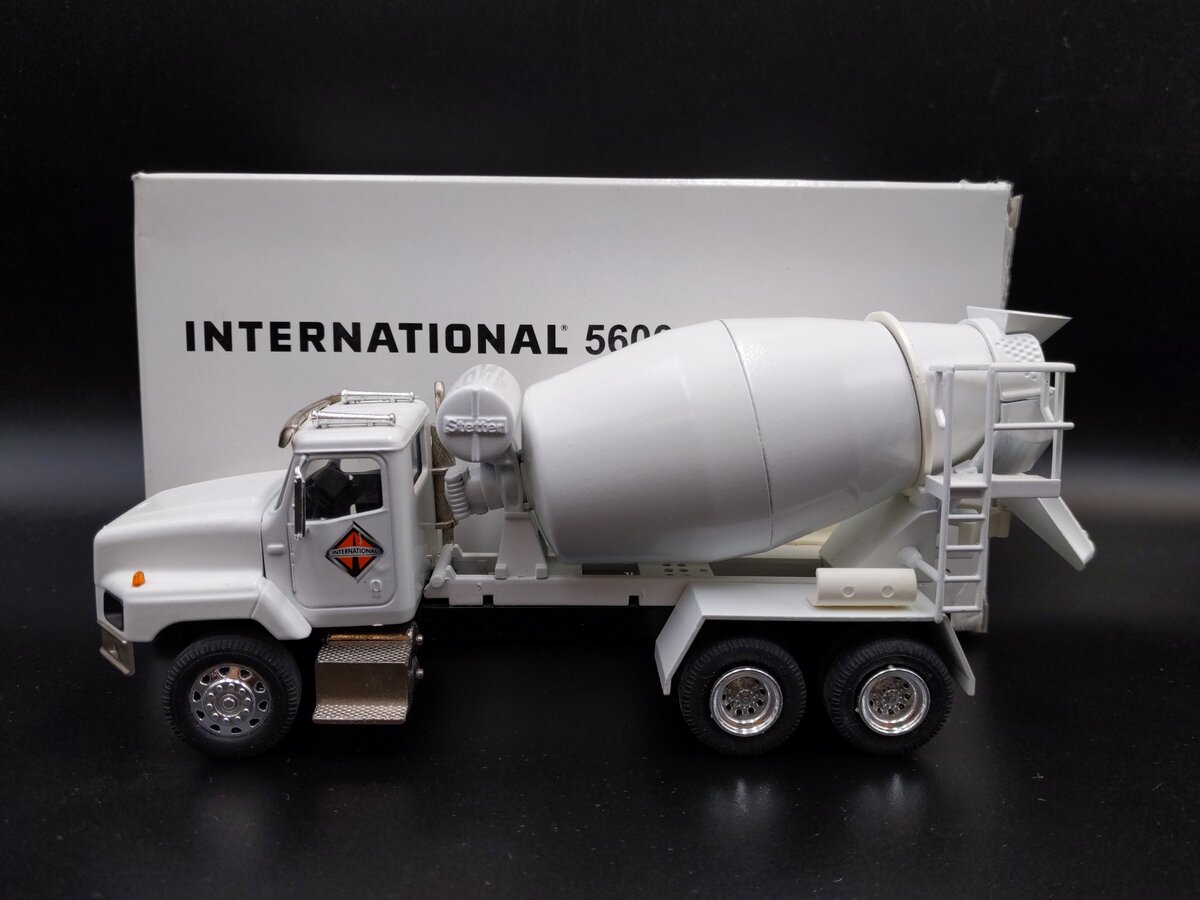 Conrad 1:50 5600i International Concrete Mixer EX/Box