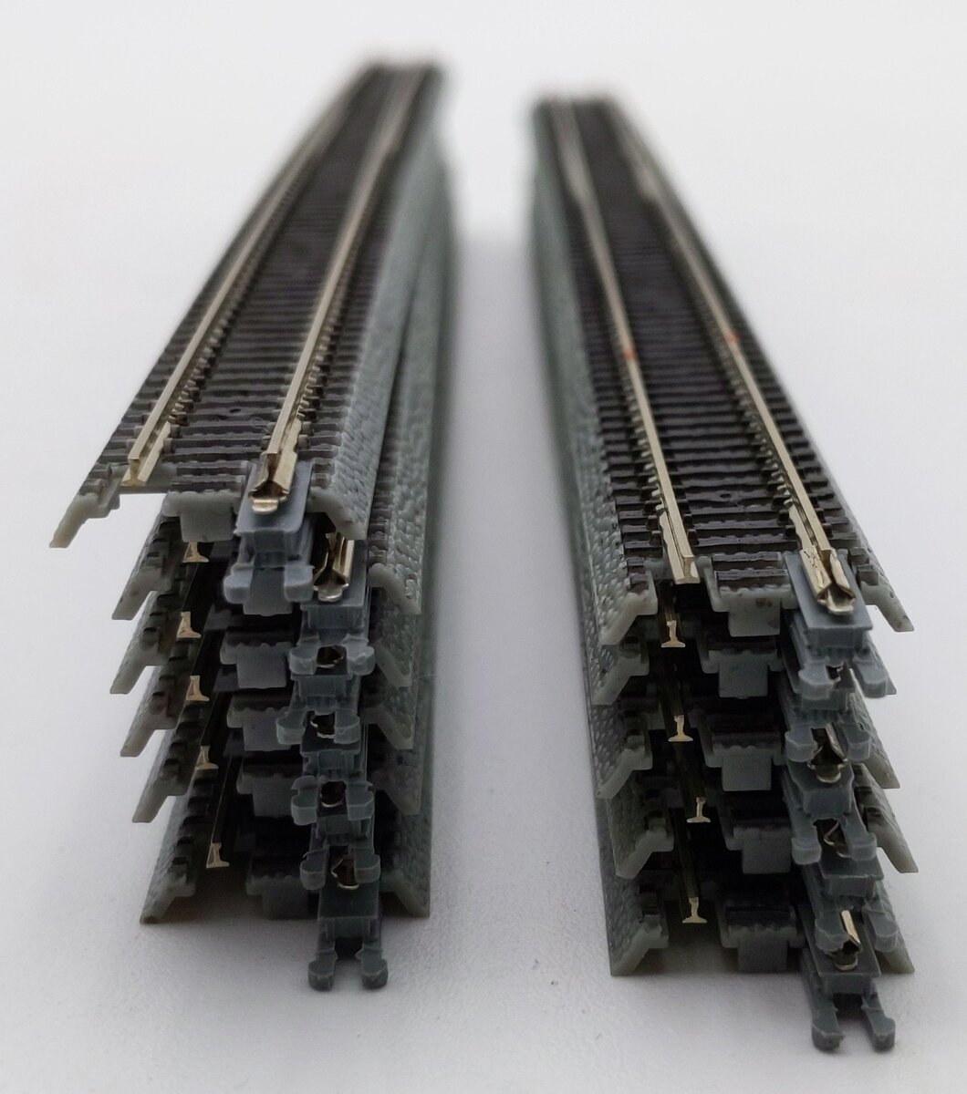 Micro-Trains 99040017 Z Scale 220mm Straight Track Sections (11) EX