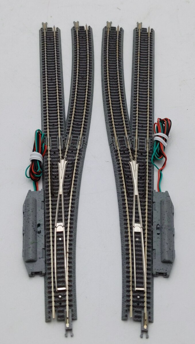 Micro-Trains Z Scale R490 13D Left & Right Turnout Pair EX