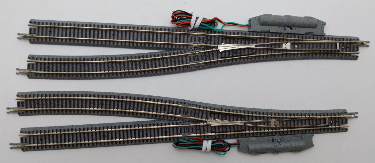 Micro-Trains Z Scale R490 13D Left & Right Turnout Pair EX