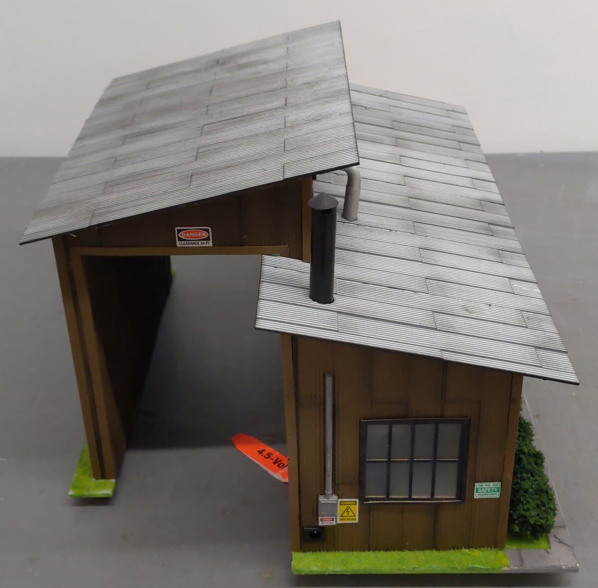 Menards 279-4452 O Gauge Trackside Multipurpose Building EX