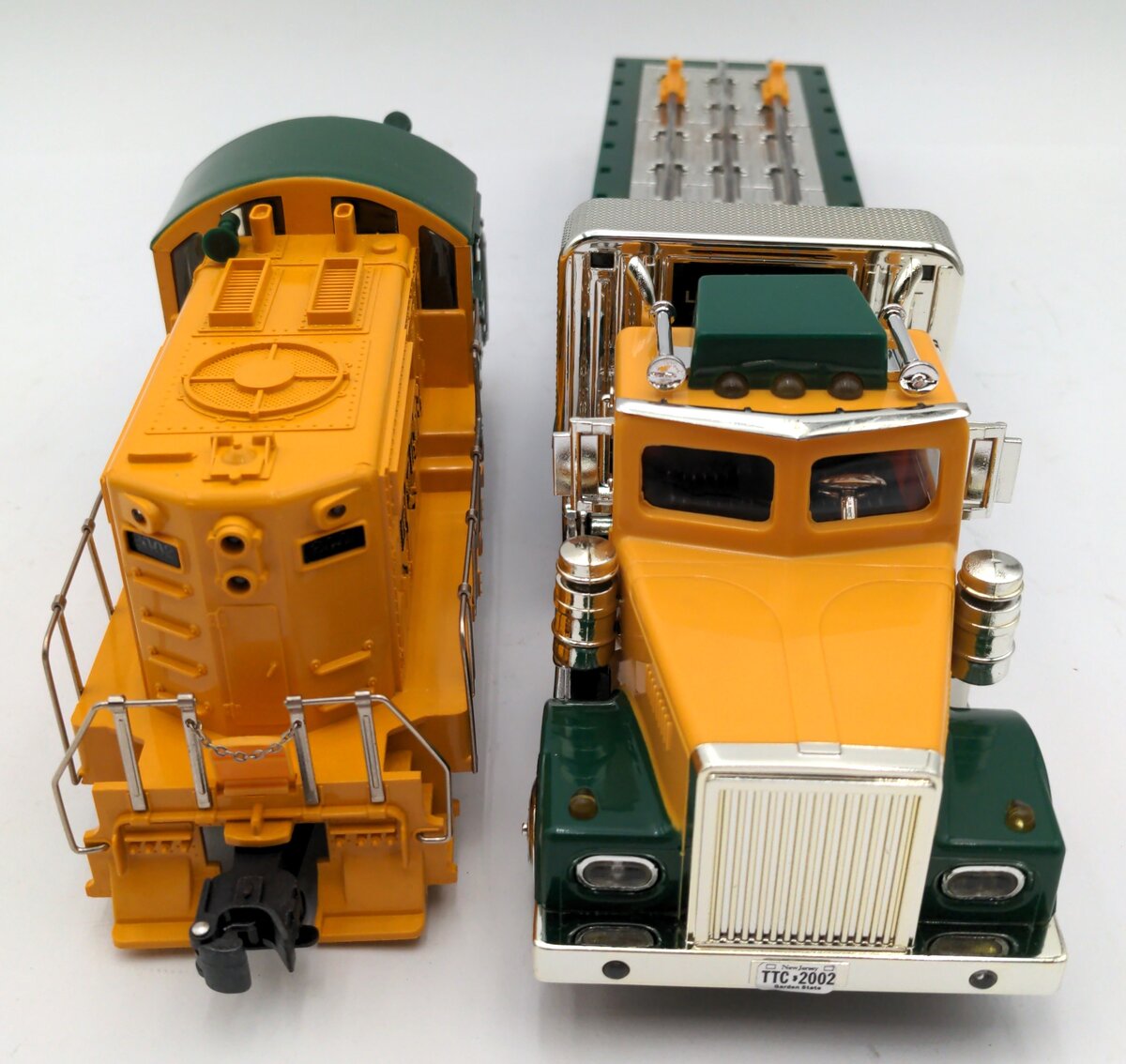 Taylor Made Trucks 2002 O Flatbed Truck W/Diesel Locomotive Limited Edition 2002 EX/Box