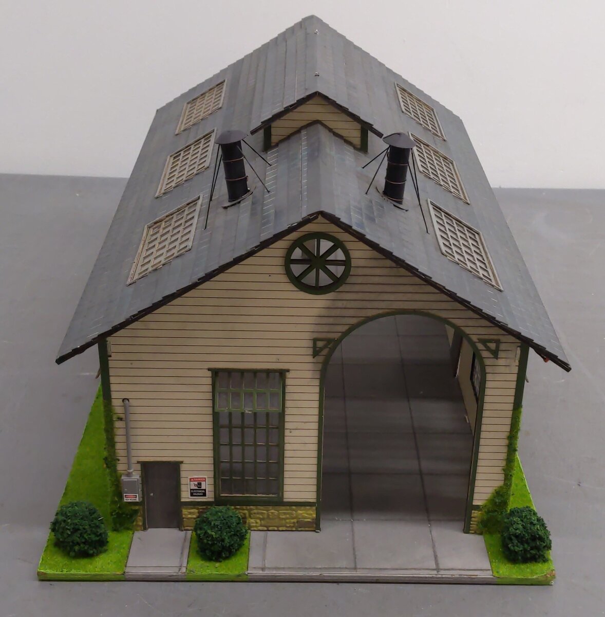 Menards 279-5926 O Scale Cripple Creek Engine Works Building VG