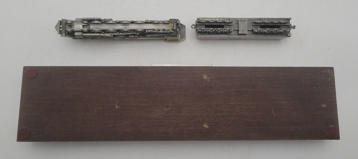 Danbury Mint 2900 1:153 Santa Fe Pewter Train with Display EX