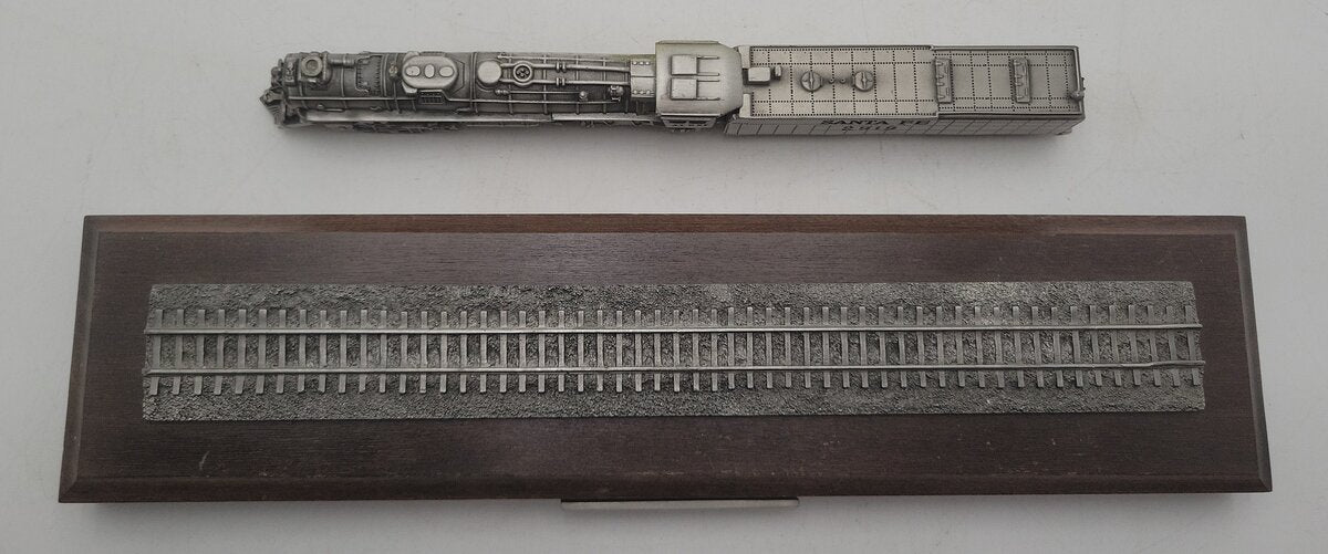 Danbury Mint 2900 1:153 Santa Fe Pewter Train with Display EX