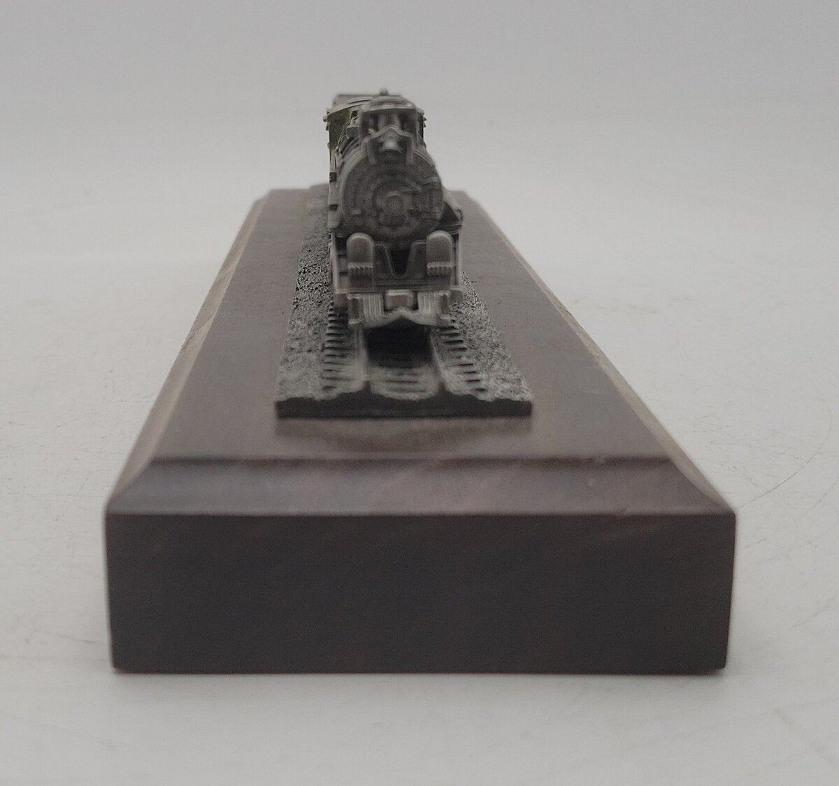Danbury Mint 2900 1:153 Santa Fe Pewter Train with Display EX