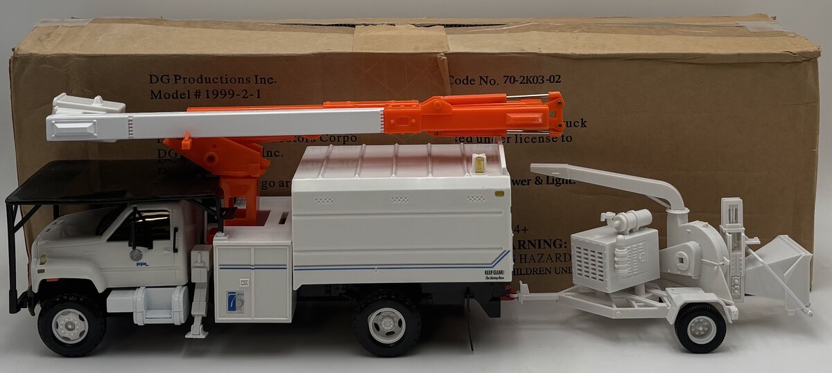 DG Productions 1999-2-1 1:24 GMC Altec FPL Bucket Truck w/Wood Chipper Trailer LN/Box