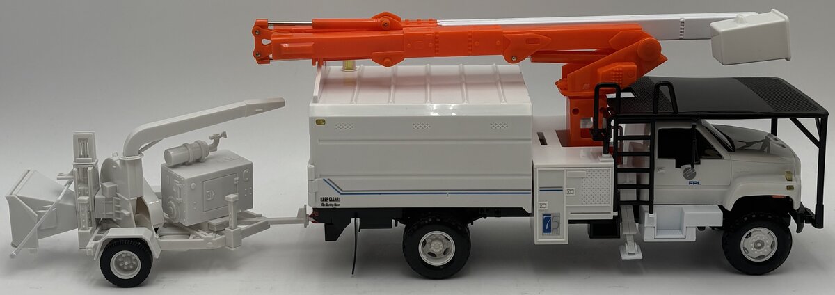 DG Productions 1999-2-1 1:24 GMC Altec FPL Bucket Truck w/Wood Chipper Trailer LN/Box