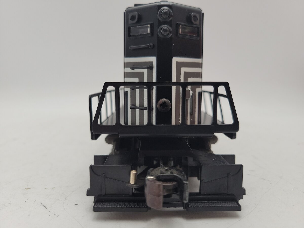 Lionel 6-8477 O Gauge New York Central GP9 Powered Diesel Engine #8477 with Horn EX/Box