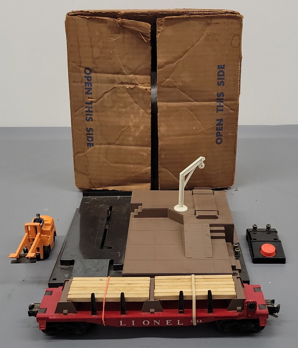 Lionel 264 Vintage O Operating Forklift Platform with 6264 Lumber Car VG/Box