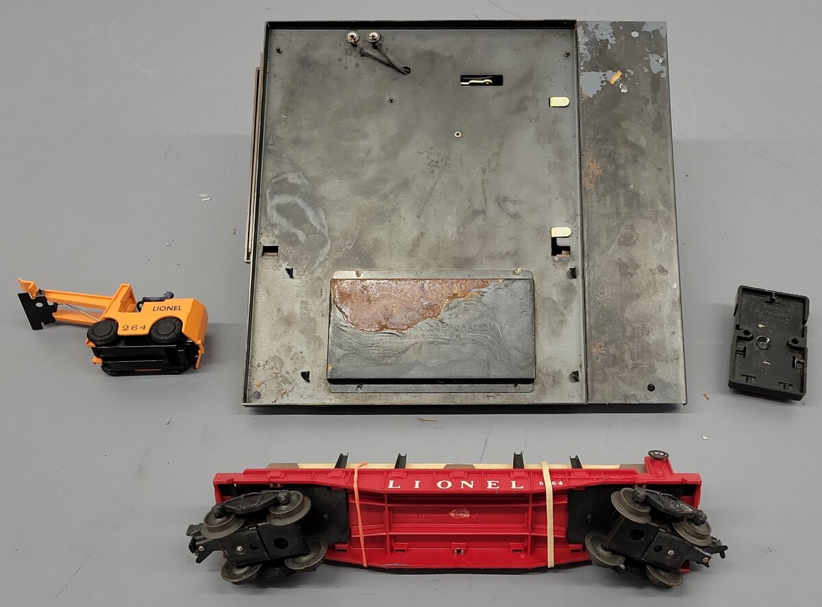 Lionel 264 Vintage O Operating Forklift Platform with 6264 Lumber Car VG/Box