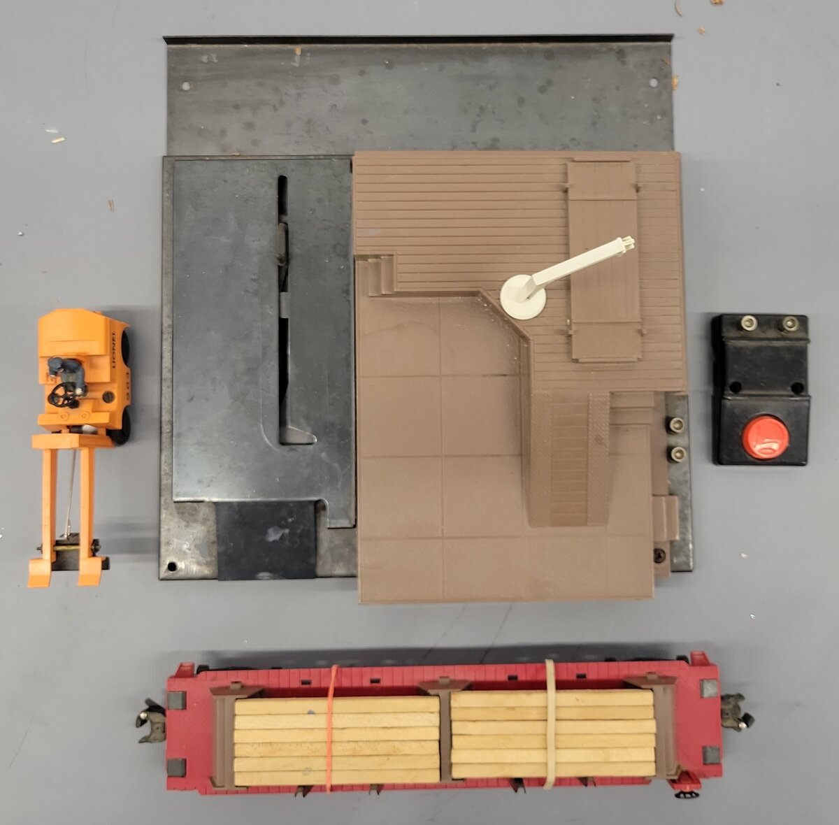 Lionel 264 Vintage O Operating Forklift Platform with 6264 Lumber Car VG/Box