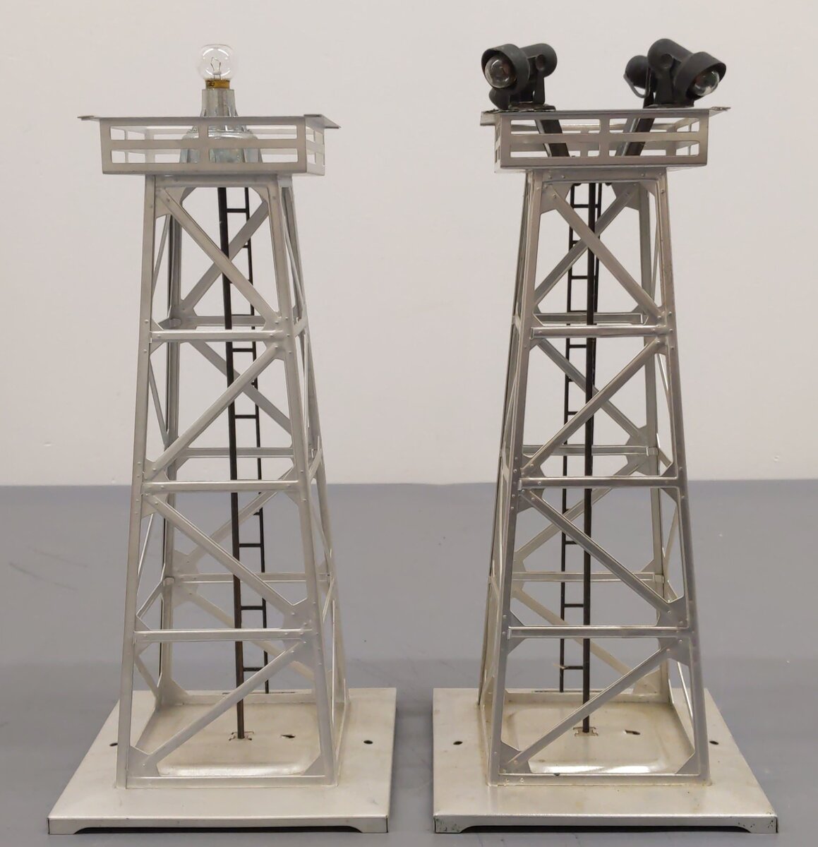 Lionel O Gauge Vintage Floodlight Tower and Rotating Beacon: 394 & 395 VG/Box