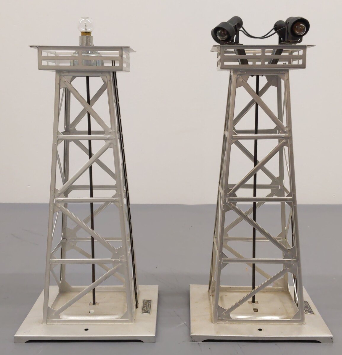 Lionel O Gauge Vintage Floodlight Tower and Rotating Beacon: 394 & 395 VG/Box