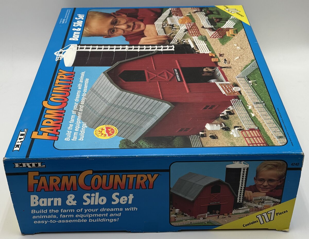 Ertl 4242 S Farm Country Barn & Silo Set LN/Box