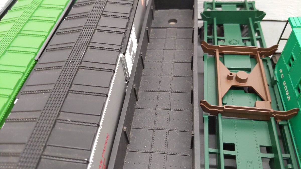 Lionel O Gauge Assorted Freight Cars: #116, #9062, #9204, #9442, #9730 [6] EX