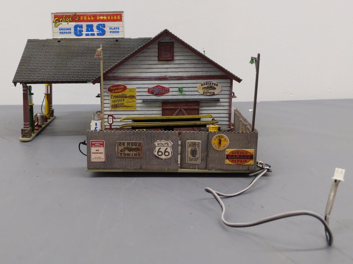 Woodland Scenics BR5849 O Built-&-Ready Ethyl's Gas & Service Building EX/Box
