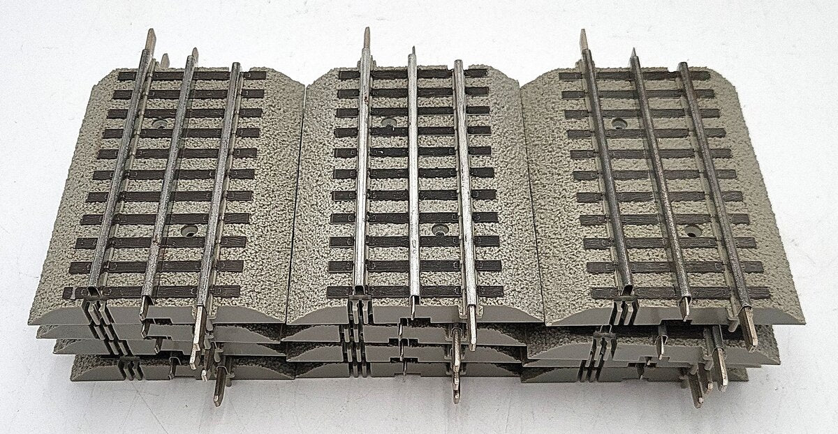 Lionel 6-12025 O Gauge FasTrack 4-1/2 Inch Straight Track [12] VG