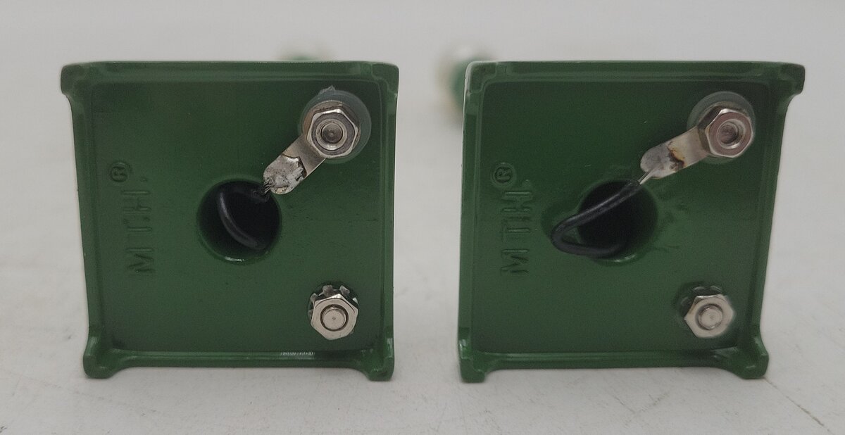 MTH 30-1079 O Baked Enamel Finish Pea Green 2-Street Lamp Set (Packs of 2) LN/Box