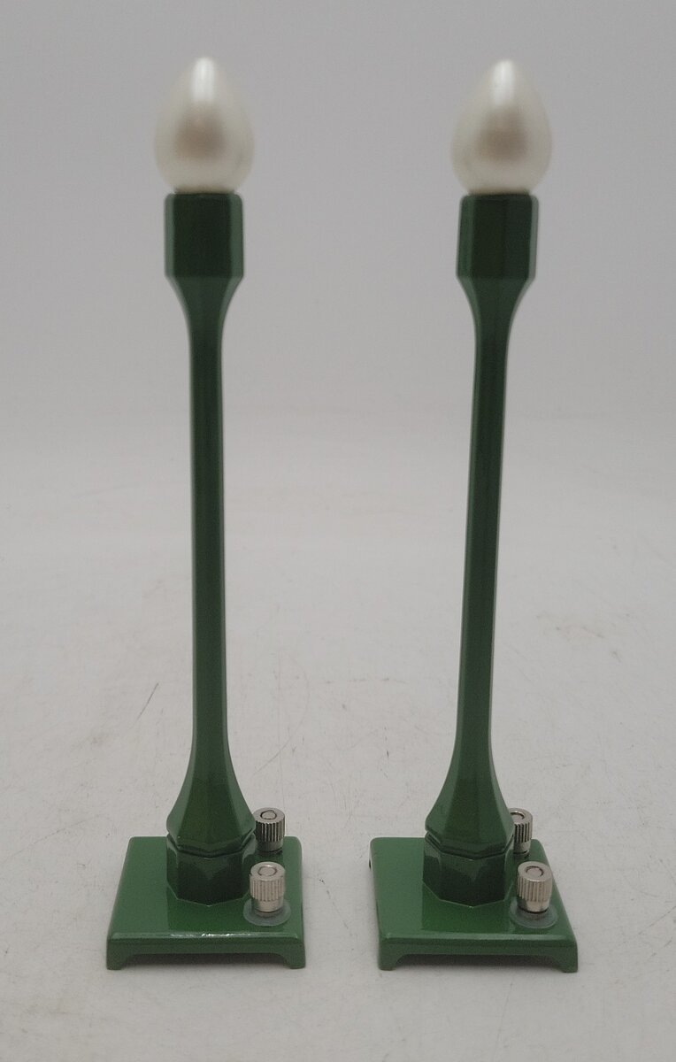 MTH 30-1079 O Baked Enamel Finish Pea Green 2-Street Lamp Set (Packs of 2) LN/Box