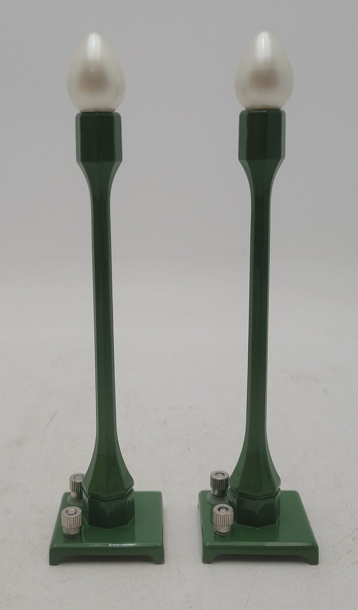 MTH 30-1079 O Baked Enamel Finish Pea Green 2-Street Lamp Set (Packs of 2) LN/Box