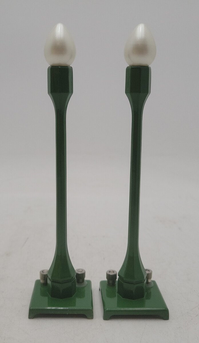MTH 30-1079 O Baked Enamel Finish Pea Green 2-Street Lamp Set (Packs of 2) LN/Box