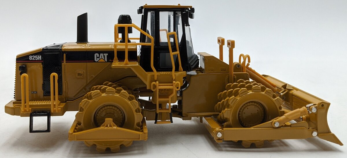Norscot 55165 1:50 Caterpillar 825H Soil Compactor Diecast Model Replica NIB
