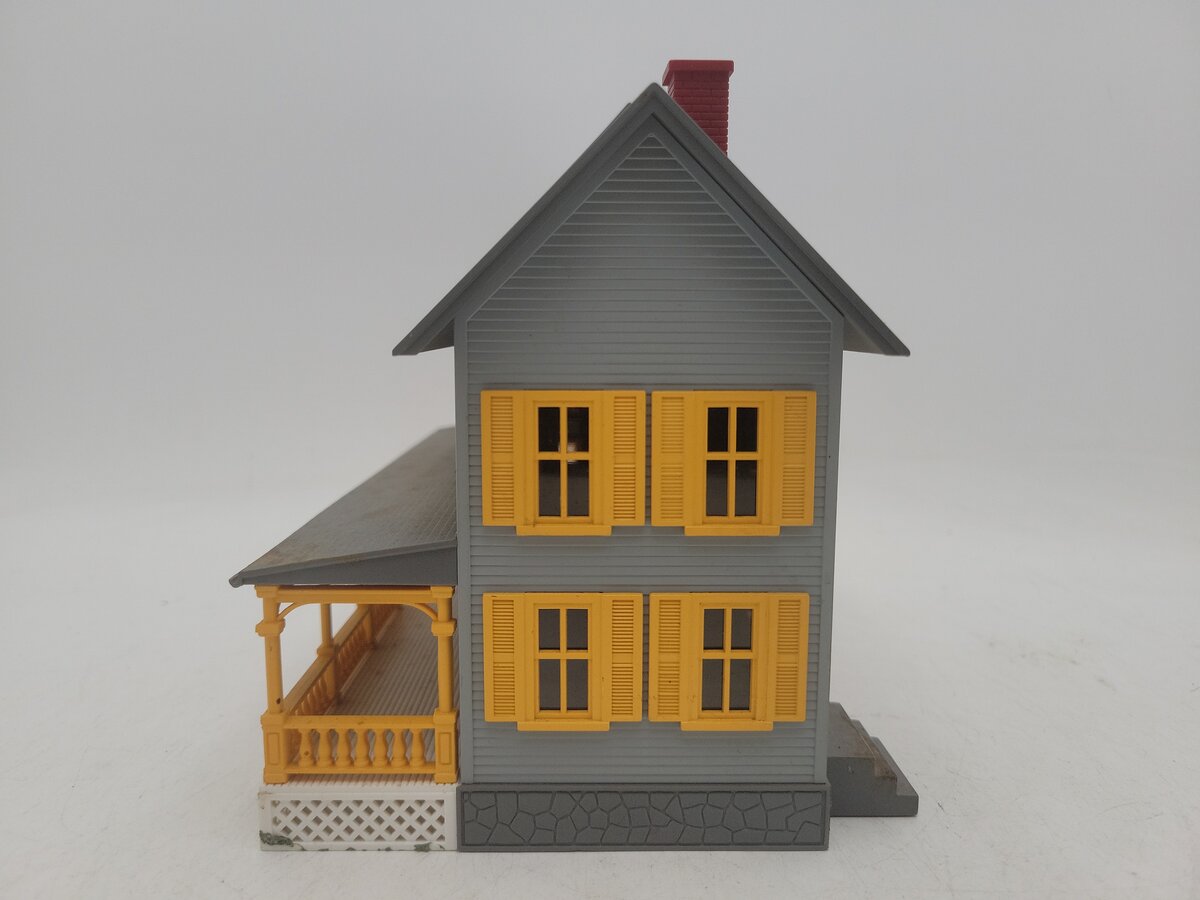 MTH 30-9001 O Scale Country House Building Gray w/ Yellow Shutters EX