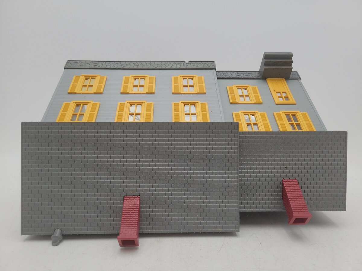MTH 30-9001 O Scale Country House Building Gray w/ Yellow Shutters EX