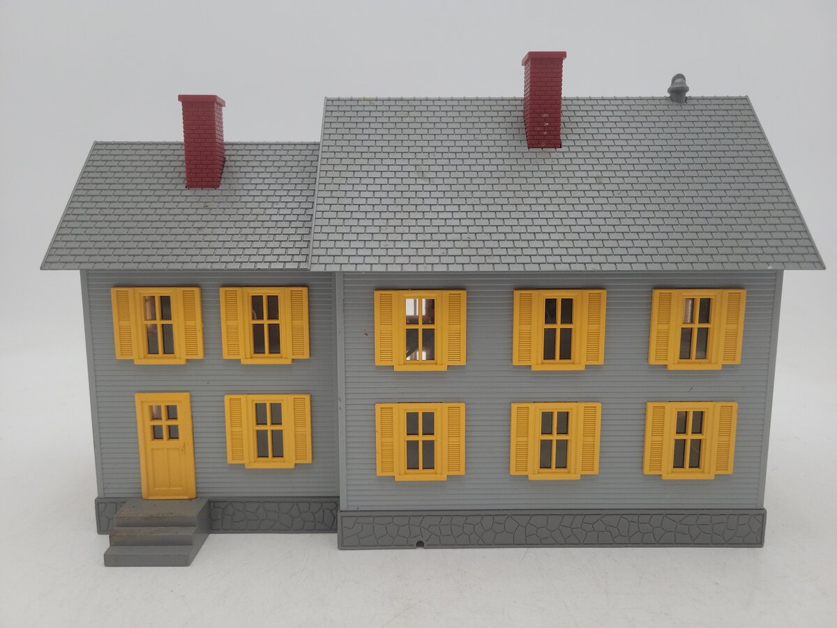 MTH 30-9001 O Scale Country House Building Gray w/ Yellow Shutters EX
