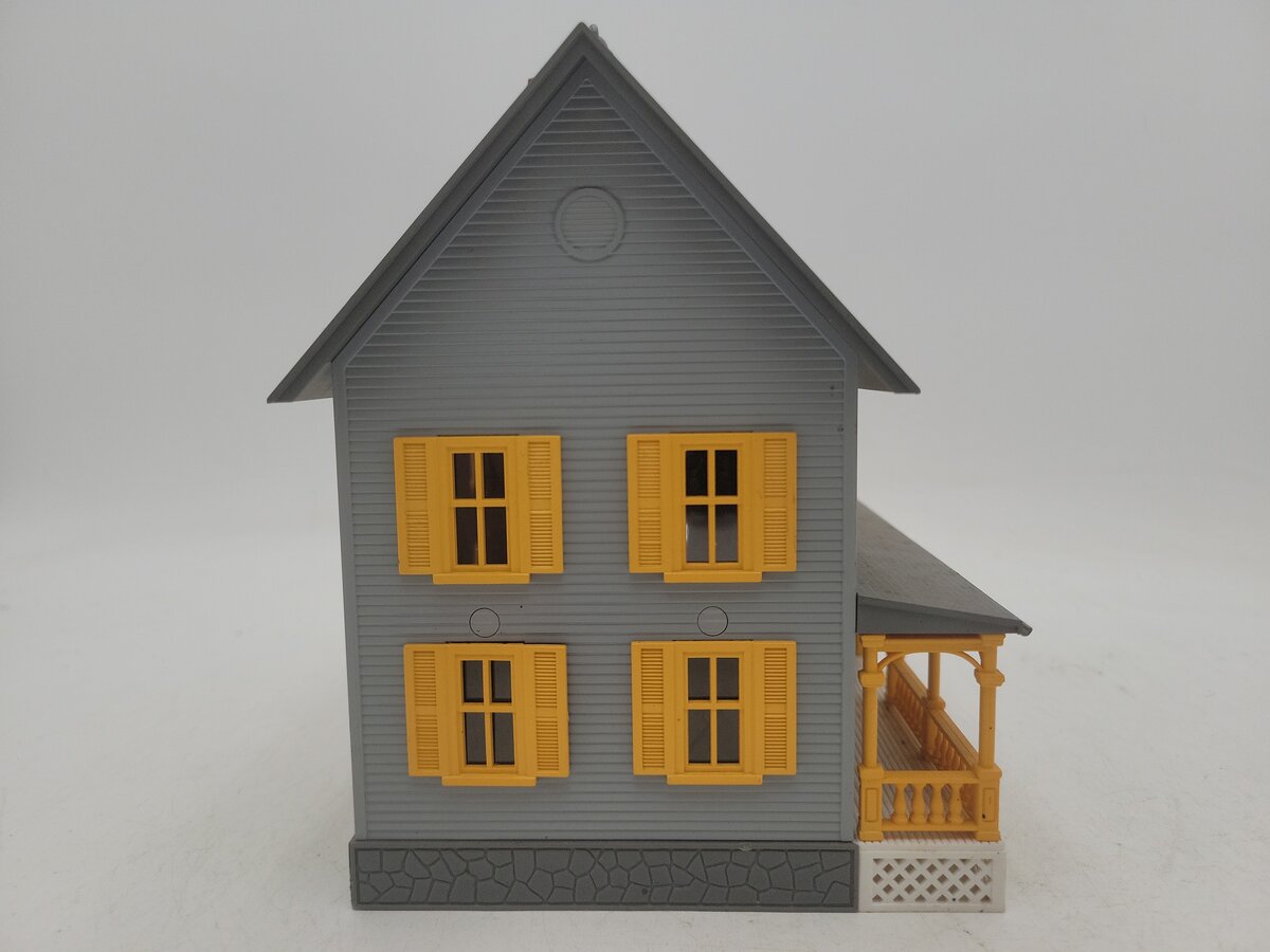 MTH 30-9001 O Scale Country House Building Gray w/ Yellow Shutters EX
