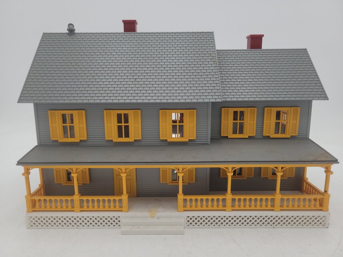 MTH 30-9001 O Scale Country House Building Gray w/ Yellow Shutters EX