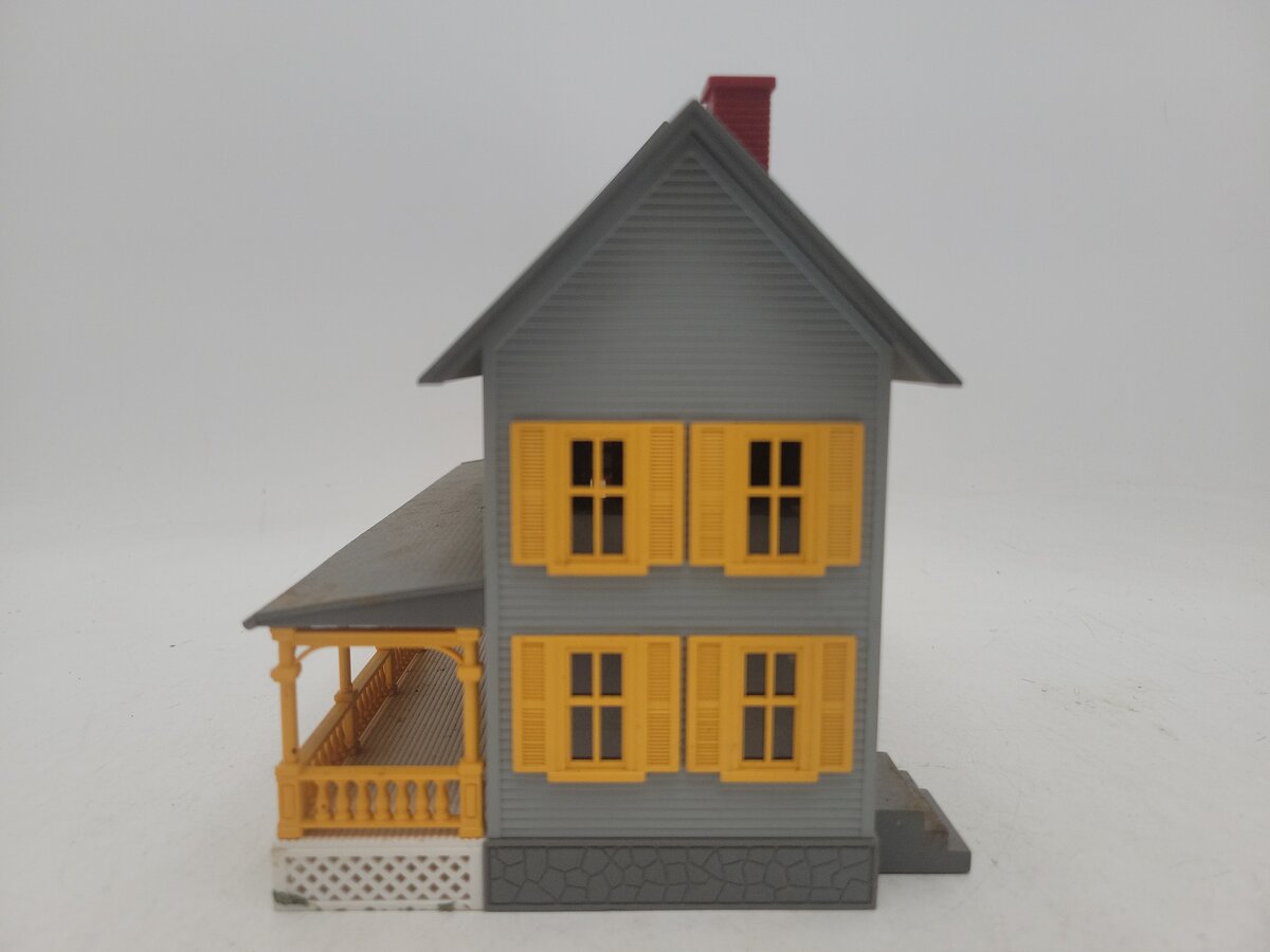 MTH 30-9001 O Scale Country House Building Gray w/ Yellow Shutters EX
