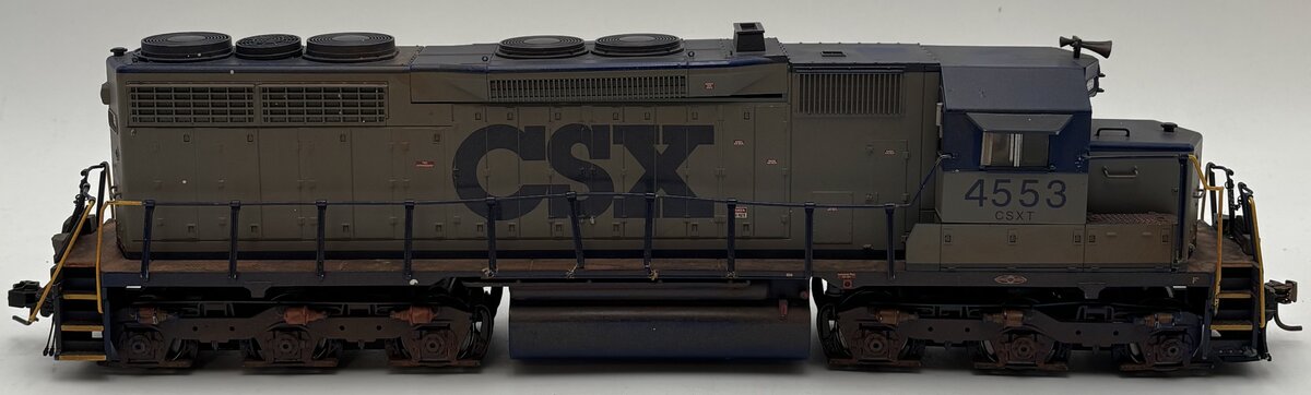 Atlas 7822-1 O Custom Weathered CSX SD35 Diesel Locomotive #4553 (2-Rail DC)/Box