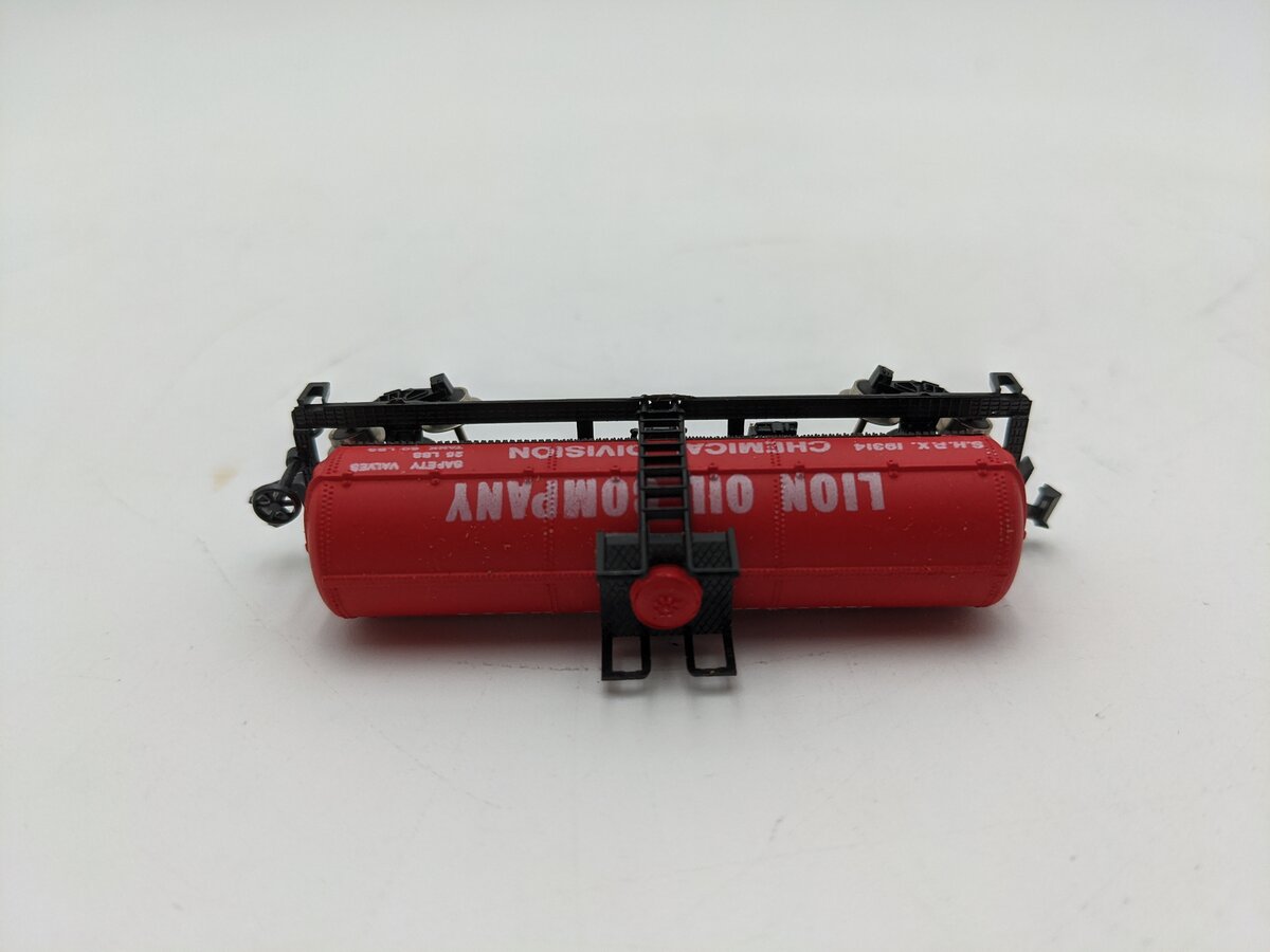 Model Power 3453 N Scale Lion Oil Company Single Dome Tank Car LN/Box