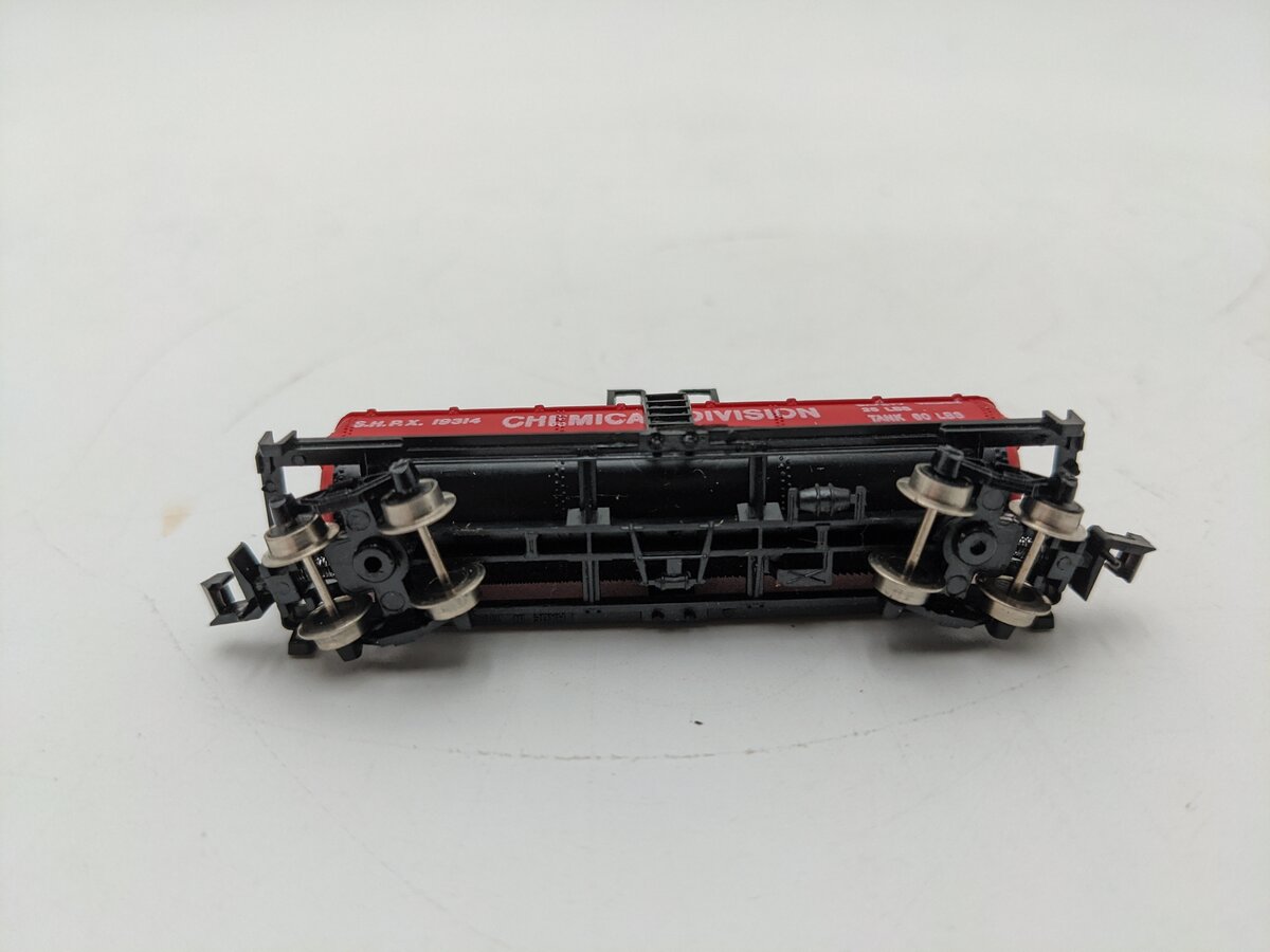 Model Power 3453 N Scale Lion Oil Company Single Dome Tank Car LN/Box
