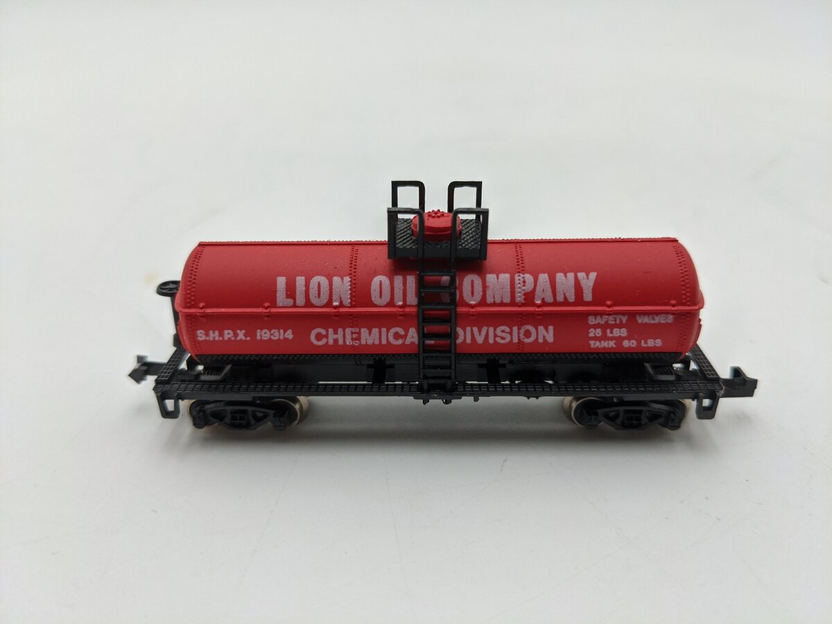 Model Power 3453 N Scale Lion Oil Company Single Dome Tank Car LN/Box