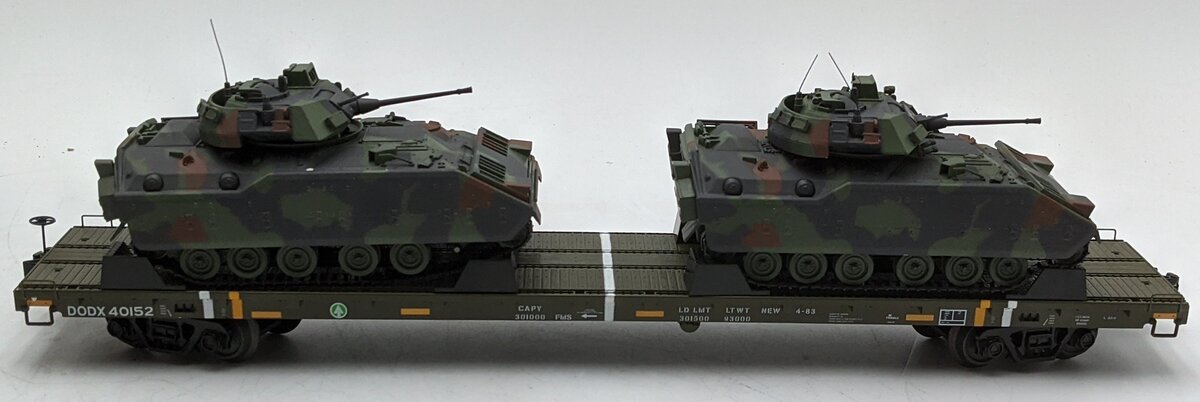 MTH 20-95426 O U.S. Army 60' Flat Car w/(2) Bradley Fighting Vehicles #40152 VG/Box