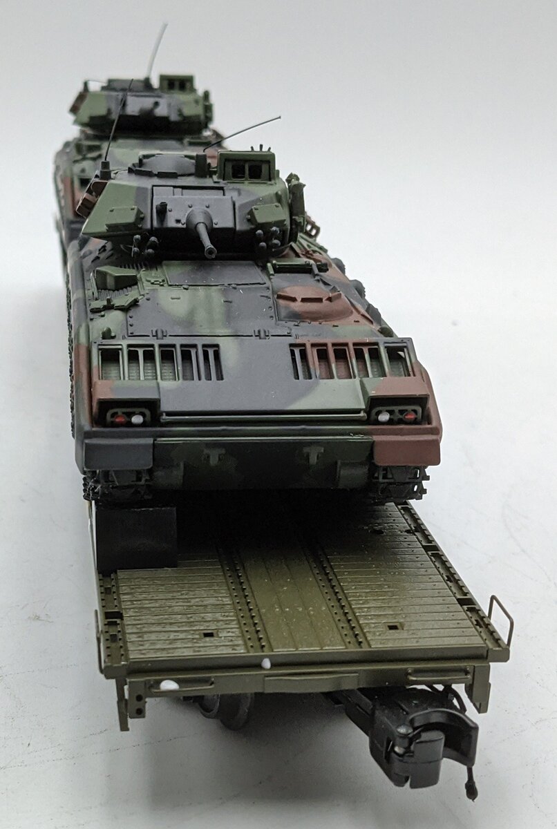 MTH 20-95426 O U.S. Army 60' Flat Car w/(2) Bradley Fighting Vehicles #40152 VG/Box