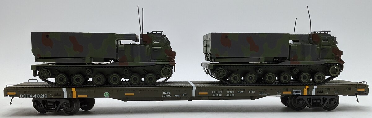 MTH 20-95468 O US Army 60' Flatcar with 2 M270 Rocket Launcher Vehicles #40210 EX/Box